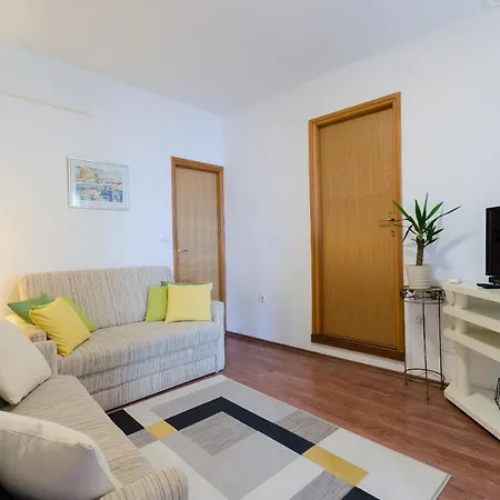 House Marija Semesterbostad *